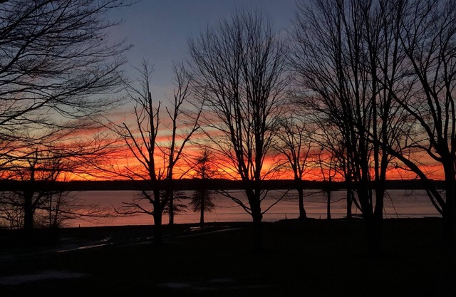 A orillas del lago Pymatuning Cottage con muelle.