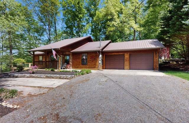 Tranquil mountain cabin w/ game room, large garage & parking for boats and bikes