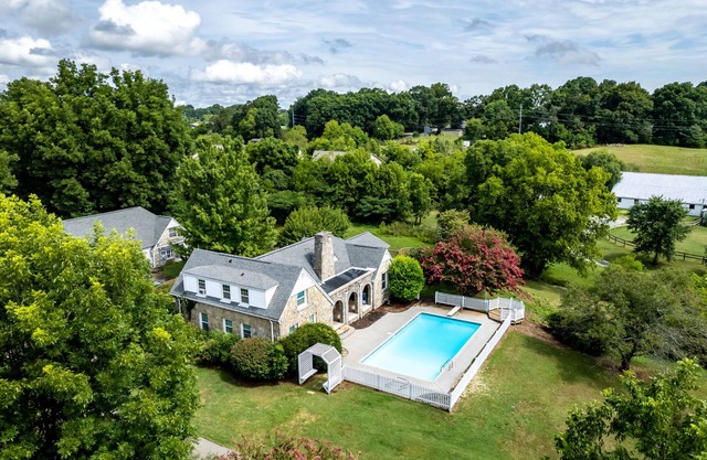Tranquil Mountain Escape: Luxurious 5-Bedroom Farmhouse with Pool