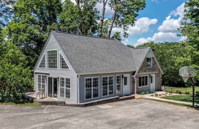 Tranquil Mountain Escape: Luxurious 2 Bedroom 2 Bath Cottage on 9 Acres