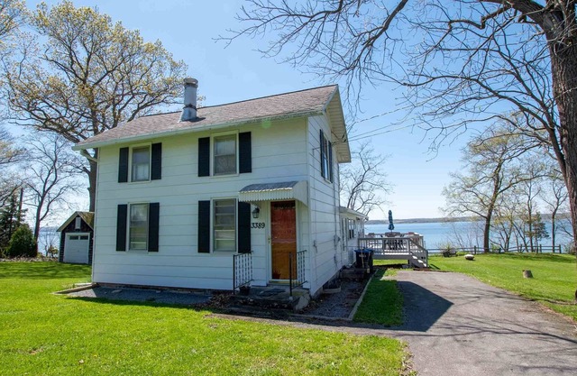 Base Tranquility: "Cayuga Lakehouse a 1 milla del Aurora Inn Wedding Venue"