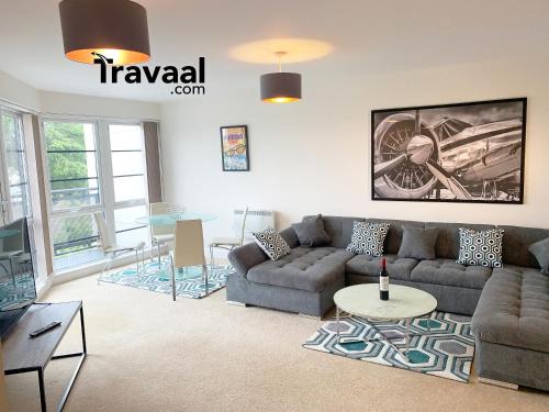 Travaal.©om - 2 Bed Serviced Apartment Farnborough