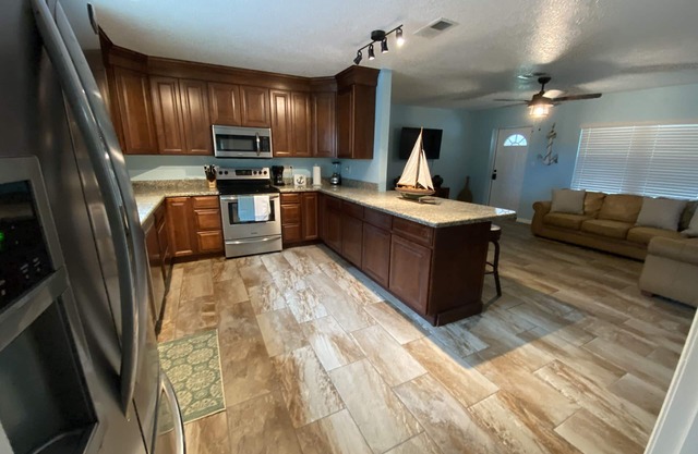 ¡COTIZADA RECIENTEMENTE! Treasure Coast Hidden Gem a 2 millas de las playas!