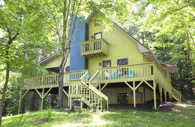 TREE LoFT! 15 Min to Ashvlle, Cozy Gas FIREPLACE, Wrap-around DECK, Great WiFI
