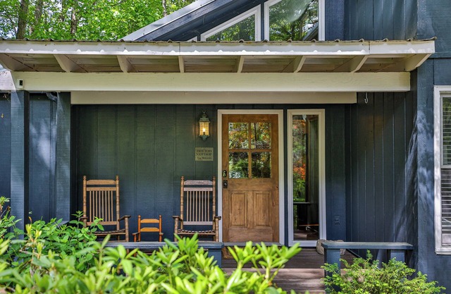 ¡NUEVO! Adorable Tree Tops Cottage / Family and Dog Friendly / 2 millas de Main St