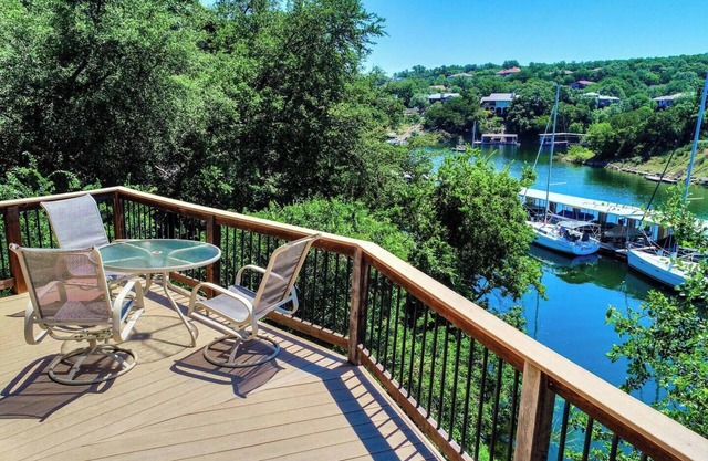 Hill Country Bungalow w / Lake Travis vistas, piscina y jacuzzi, junto al puerto deportivo (# 12)