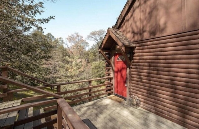 Un moderno A recientemente renovado, tres niveles A-Frame.