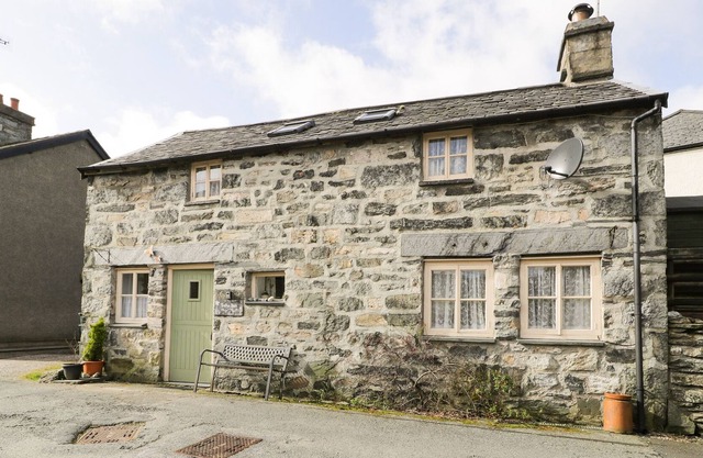 TREFLYS BACH, admite mascotas, con chimenea en Penmachno, Ref 1929