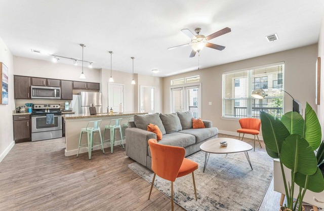 Trendy SoCo 2BR King Suite w/ GymPickleballLaundry