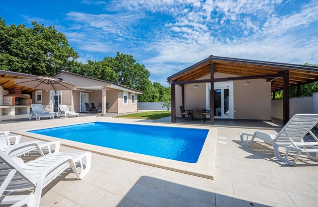 Trinetta - Modern House with Pool, BBQ, privacy in quiet area