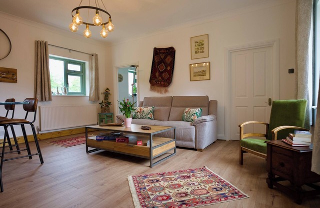 Tring Grange Cottage - Sleeps 2 - Onsite Parking