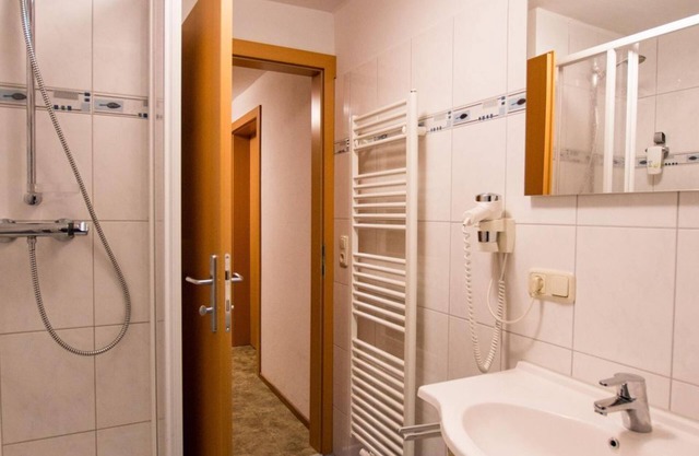 Habitación triple nº 119, ducha, aseo - Gästehaus Leypold