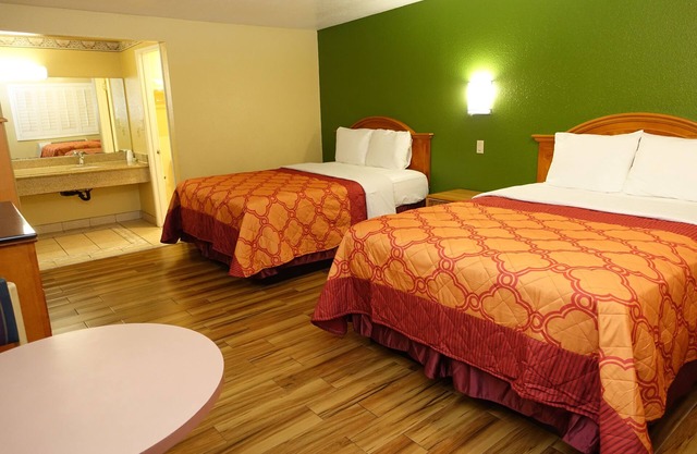 Tropic Lodge