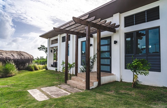 Vistas a la playa de Coco y al mar Caribe en 5 acres-Casita en Encantada