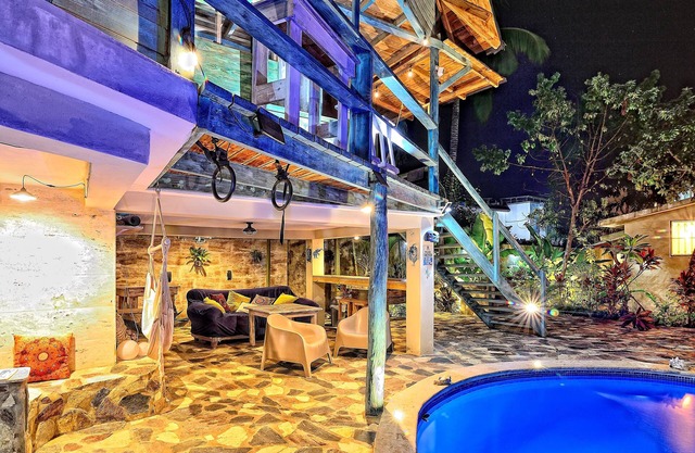 Casa de huéspedes tropical junto a la piscina en el exuberante jardín y la mejor zona cerca de la playa