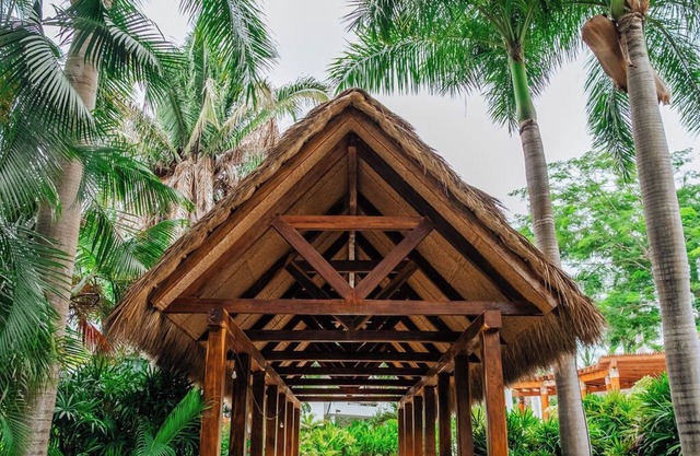 Tropical Paradise beachfront villa with private pool & bbq
