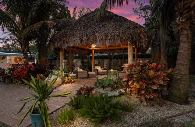 Private Pool, 30ft boat parking, and Tiki hut!