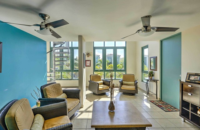 3BR Loiza Penthouse Condo w / vistas tropicales!