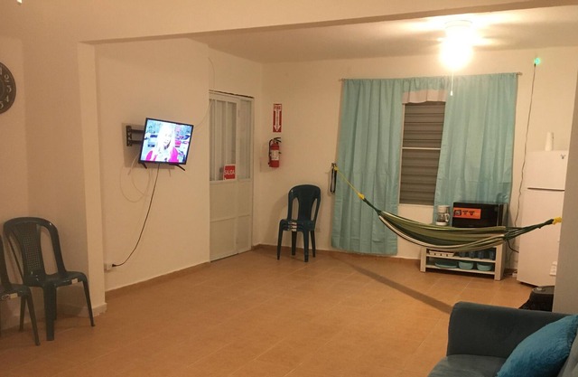 Tropical room 15 mins away from BUYE BEACH and 10 mins from convention center.