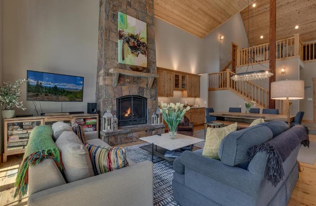 Truckee Treasure at Grays Crossing by Tahoe Getaways - Relaxing Home w Private Hot Tub, Dogs Welcome!