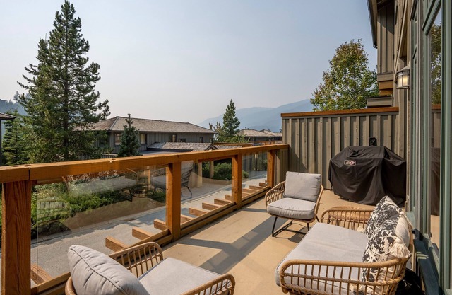 True SKI IN/OUT | Updated 3.5BR | Hot Tub | Garage | Managed By Aloha Whistler