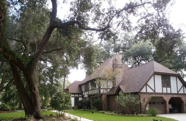 Tudor Oaks Inn