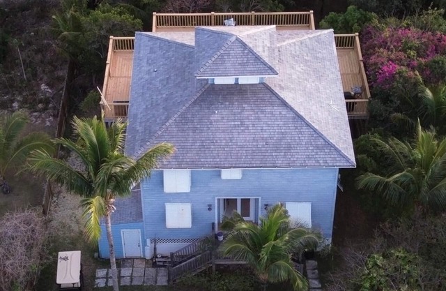 Turning Tides - 5 bedroom house in Harbour Island with WiFi, AC and generator.