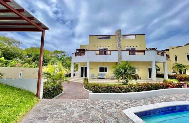 Turtle Villa @ Las Palmas Beach, Dixon Cove