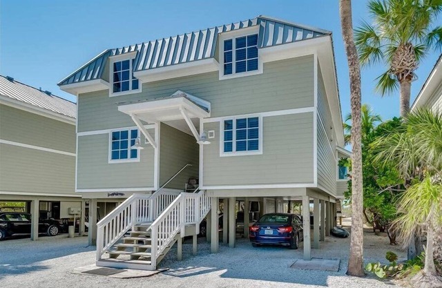 Turtleback 11 - 3 Bed / 3 Bath - Beachfront - Community Pool - Close to Village - Sleeps 6