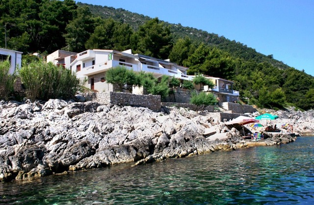Apartamento para dos personas en la playa Bahía Solotisa, Hvar (A-5610-c)