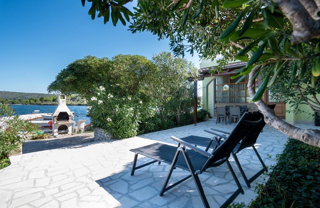 Apartamento para dos personas en la playa Veli Rat, Dugi otok (A-438-a)