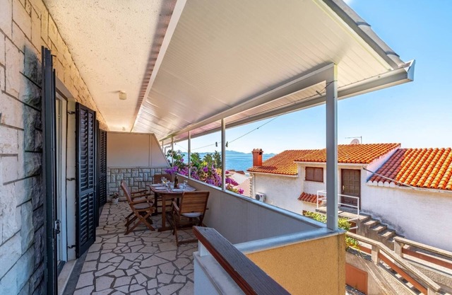 Apartamento para dos personas con terraza y vista al mar Zavalatica, Korcula (A-547-d)