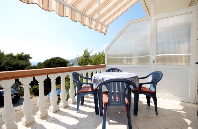 Apartamento para dos personas con terraza y vista al mar Zavalatica, Korcula (A-4453-a)