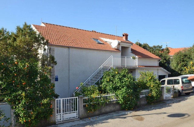 Apartamento para dos personas con terraza y vista al mar Zavalatica, Korcula (A-14204-c)