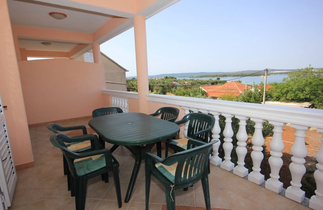 Apartamento para dos personas con terraza y vista al mar Kraj, Pasman (A-331-a)