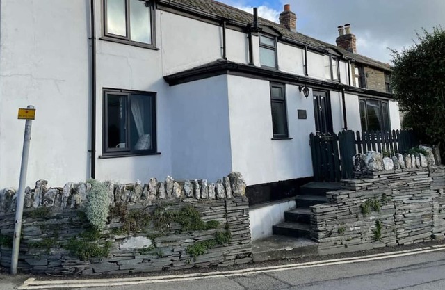 Two bedroom Rock Cottage, Delabole Sleeps 4+2