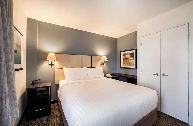TWO Relaxing 1BR Suite with Private Kitchen, Pet-friendly, Free Airport Shuttle!