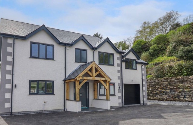 TY MAWR, pet friendly, with hot tub in Penrhyndeudraeth