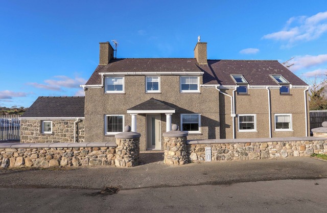 TY'N FFRIDD BACH, pet friendly, with a garden in Y Ffor