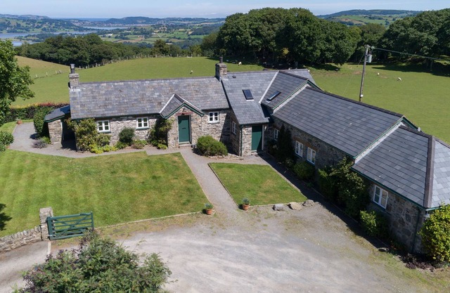Situado en Bodnant Estate, Ty Newydd tiene capacidad para 8 personas más una cuna de viaje en cuatro habitaciones.