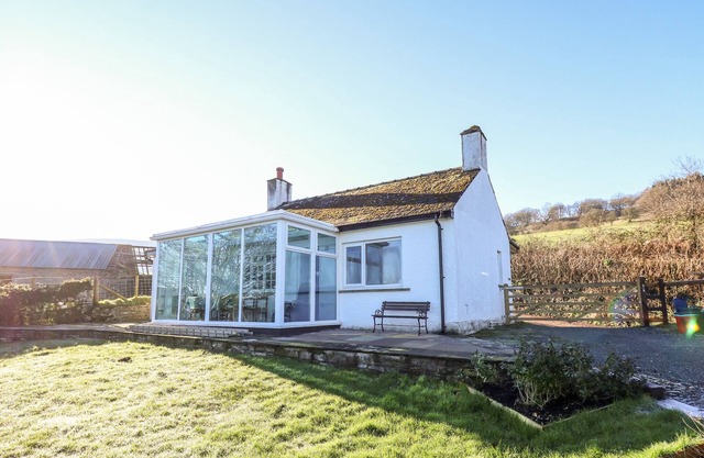TY TWMP / TUMP COTTAGE, with a garden in Tal-Y-Bont-On-Usk