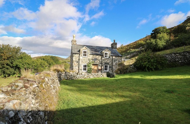 TYN Y GRAIG, romantic, character holiday cottage in Fairbourne