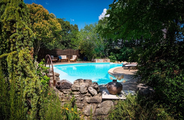 tranquila casa de campo con piscina privada atípica.