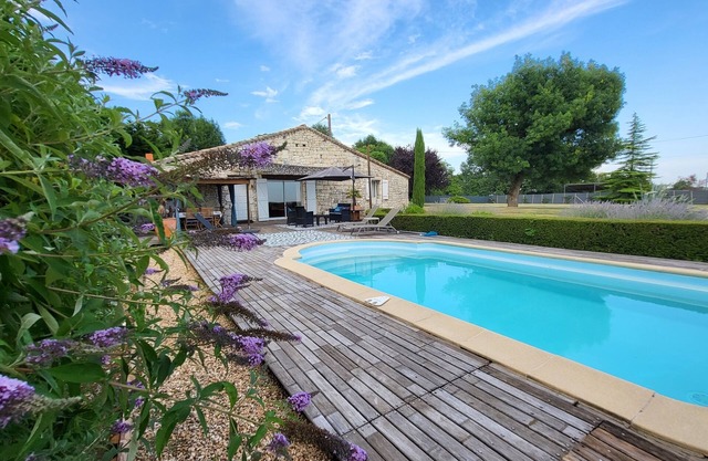 Típica casa quercy en un nivel con piscina climatizada