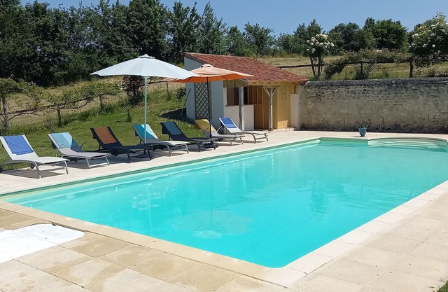 casa familiar totalmente reformado con piscina, bosques, prados estanque