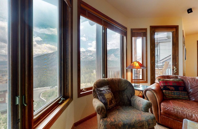 5-Star Ski-In Ski-Out Luxury. Phenomenal Mountain Views. Private Washer/Dryer