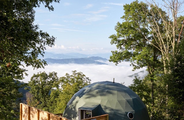 Ultra Luxe Dome + Hot Tub + Mtn View + 20min to AVL