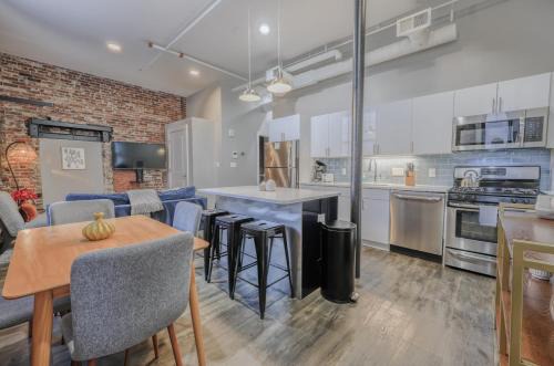 Unbeatable Location 4 bed Loft Parking Optional