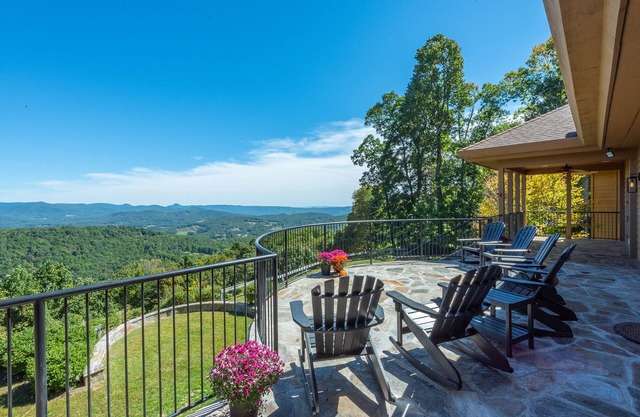 Unforgettable Mtn Views & Sunsets! Hot Tub+Fireplaces+Sauna, WiFi, Small Events!