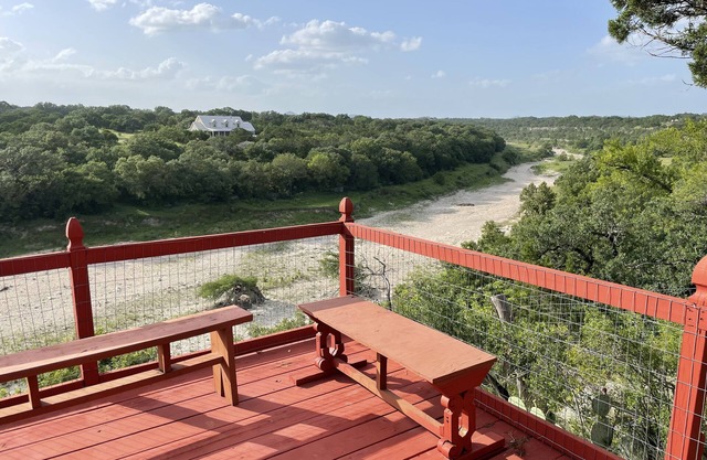Unique colorful cabin with 360° Hill Country Views!